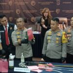 Kapolres Metro Jakarta Timur, Kombes Nicolas Ary Lilipaly didampingi Kasat Reskrim, Kapolsek Cakung dan Duren Sawit menunjukkan barang bukti bom molotov, air keras dan celurit yang akan digunakan untuk tawuran di Mapolres, Senin (5/2). Foto: Joesvicar Iqbal/ipol.id