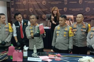 Kapolres Metro Jakarta Timur, Kombes Nicolas Ary Lilipaly didampingi Kasat Reskrim, Kapolsek Cakung dan Duren Sawit menunjukkan barang bukti bom molotov, air keras dan celurit yang akan digunakan untuk tawuran di Mapolres, Senin (5/2). Foto: Joesvicar Iqbal/ipol.id