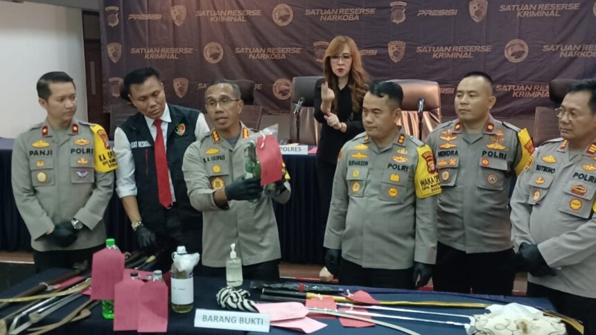 Kapolres Metro Jakarta Timur, Kombes Nicolas Ary Lilipaly didampingi Kasat Reskrim, Kapolsek Cakung dan Duren Sawit menunjukkan barang bukti bom molotov, air keras dan celurit yang akan digunakan untuk tawuran di Mapolres, Senin (5/2). Foto: Joesvicar Iqbal/ipol.id