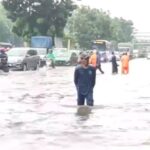 Suasana dua ruas Jalan DI Panjaitan, Makasar dan Jatinegara, Jakarta Timur, yang terendam banjir setinggi 60 centimeter (cm) pada Senin (5/2) sore. Arus lalu lintas mengalami kemacetan panjang. Foto: Joesvicar Iqbal/ipol.id