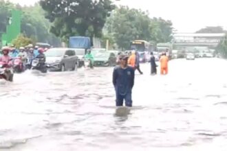 Suasana dua ruas Jalan DI Panjaitan, Makasar dan Jatinegara, Jakarta Timur, yang terendam banjir setinggi 60 centimeter (cm) pada Senin (5/2) sore. Arus lalu lintas mengalami kemacetan panjang. Foto: Joesvicar Iqbal/ipol.id