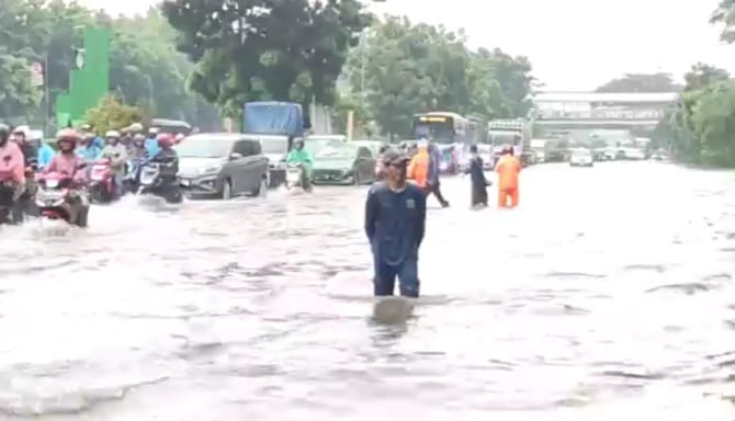 Suasana dua ruas Jalan DI Panjaitan, Makasar dan Jatinegara, Jakarta Timur, yang terendam banjir setinggi 60 centimeter (cm) pada Senin (5/2) sore. Arus lalu lintas mengalami kemacetan panjang. Foto: Joesvicar Iqbal/ipol.id