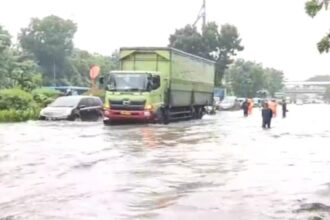 Suasana dua ruas Jalan DI Panjaitan, Makasar dan Jatinegara, Jakarta Timur, yang terendam banjir setinggi 60 centimeter (cm) pada Senin (5/2) sore. Arus lalu lintas mengalami kemacetan panjang. Foto: Joesvicar Iqbal/ipol.id