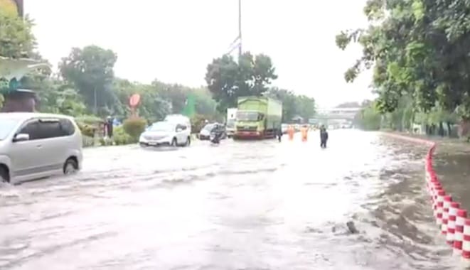 Ilustrasi jalan di Jakarta banjir atau tergenang air. Foto: Joesvicar Iqbal/ipol.id
