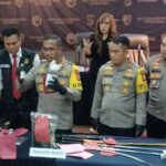 Kapolres Metro Jakarta Timur, Kombes Nicolas Ary Lilipaly didampingi Kasat Reskrim, Kapolsek Cakung dan Duren Sawit menunjukkan barang bukti bom molotov dan air keras yang akan digunakan untuk tawuran di Mapolres Metro Jakarta Timur, Senin (5/2) siang. Foto: Joesvicar Iqbal/ipol.id