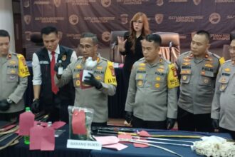 Kapolres Metro Jakarta Timur, Kombes Nicolas Ary Lilipaly didampingi Kasat Reskrim, Kapolsek Cakung dan Duren Sawit menunjukkan barang bukti bom molotov dan air keras yang akan digunakan untuk tawuran di Mapolres Metro Jakarta Timur, Senin (5/2) siang. Foto: Joesvicar Iqbal/ipol.id