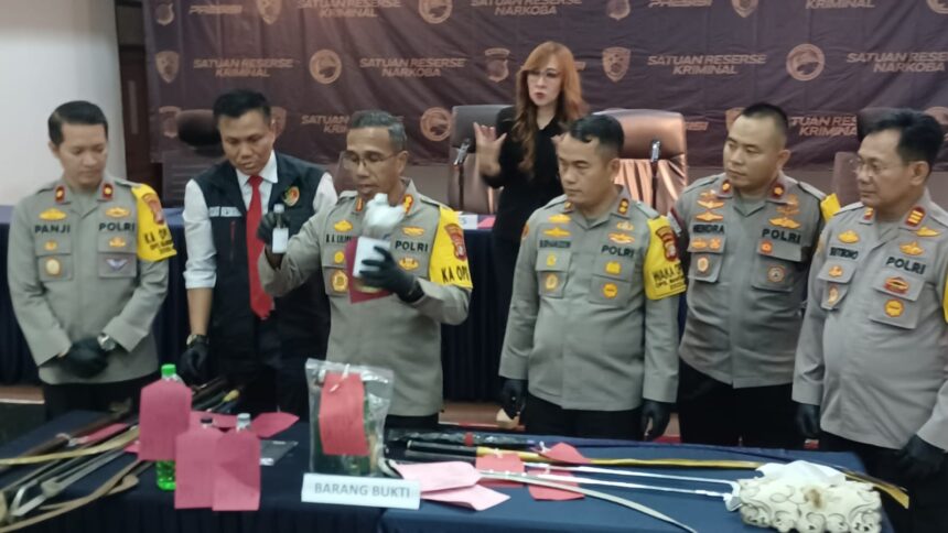 Kapolres Metro Jakarta Timur, Kombes Nicolas Ary Lilipaly didampingi Kasat Reskrim, Kapolsek Cakung dan Duren Sawit menunjukkan barang bukti bom molotov dan air keras yang akan digunakan untuk tawuran di Mapolres Metro Jakarta Timur, Senin (5/2) siang. Foto: Joesvicar Iqbal/ipol.id