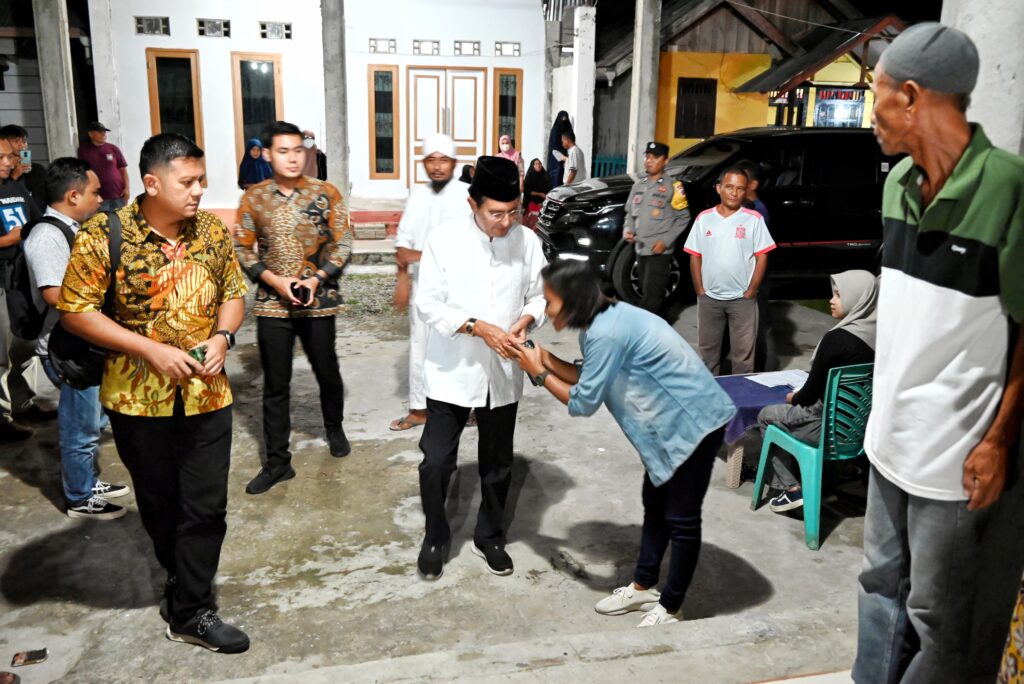 Harapan Gorontalo Lebih Baik, Fadel Muhammad: Kita Jadikan Lumbung Pangan Nasional 2 Kedatangan Wakil Ketua MPR Prof. Dr. Ir. H. Fadel Muhammad ke Kelurahan Botu, Kota Gorontalo, Provinsi Gorontalo, disambut antusias oleh ratusan warga. Kehadiran dirinya selepas sholat isya itu untuk melakukan silaturahim dengan warga di sana. Foto/IST