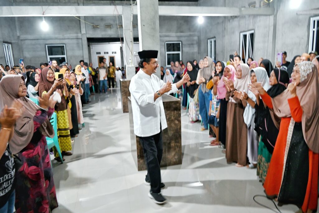 Kedatangan Wakil Ketua MPR Prof. Dr. Ir. H. Fadel Muhammad ke Kelurahan Botu, Kota Gorontalo, Provinsi Gorontalo, disambut antusias oleh ratusan warga. Kehadiran dirinya selepas sholat isya itu untuk melakukan silaturahim dengan warga di sana. Foto/IST 