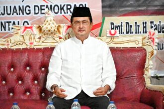 Kedatangan Wakil Ketua MPR Prof. Dr. Ir. H. Fadel Muhammad ke Kelurahan Botu, Kota Gorontalo, Provinsi Gorontalo, disambut antusias oleh ratusan warga. Kehadiran dirinya selepas sholat isya itu untuk melakukan silaturahim dengan warga di sana. Foto/IST