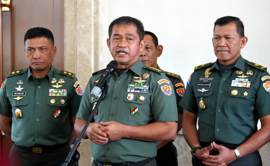 Kepala Staf Angkatan Darat (Kasad) Jenderal Maruli Simanjuntak (tengah) usai perayaan Natal Bersama Keluarga Besar TNI AD se-Gartap 1/Jakarta, di Balai Kartini, Jakarta, Senin (5/2/2024). Foto: Dispenad