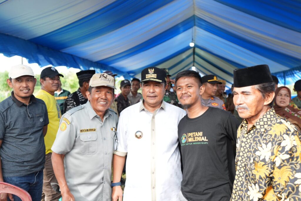 Penjabat Gubernur Sulsel, Bahtiar Baharuddin, melakukan kunjungan kerja dari desa ke desa di Kabupaten Bone, sebagai bentuk keseriusan dirinya mengubah ekonomi masyarakat. Mulai dari Desa Gona, Desa Cenrana, dan Desa Matajang, Kabupaten Bone, Senin, 5 Februari 2024. Foto/IST 