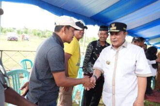 Penjabat Gubernur Sulsel, Bahtiar Baharuddin, melakukan kunjungan kerja dari desa ke desa di Kabupaten Bone, sebagai bentuk keseriusan dirinya mengubah ekonomi masyarakat. Mulai dari Desa Gona, Desa Cenrana, dan Desa Matajang, Kabupaten Bone, Senin, 5 Februari 2024. Foto/IST