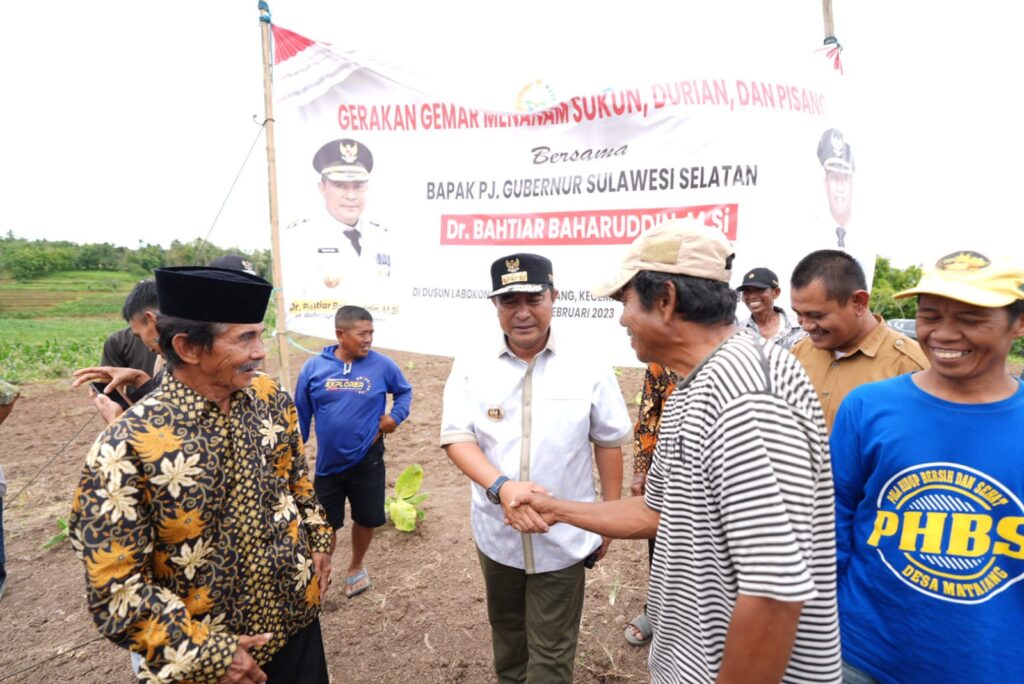 Penjabat Gubernur Sulsel, Bahtiar Baharuddin, melakukan kunjungan kerja dari desa ke desa di Kabupaten Bone, sebagai bentuk keseriusan dirinya mengubah ekonomi masyarakat. Mulai dari Desa Gona, Desa Cenrana, dan Desa Matajang, Kabupaten Bone, Senin, 5 Februari 2024. Foto/IST 