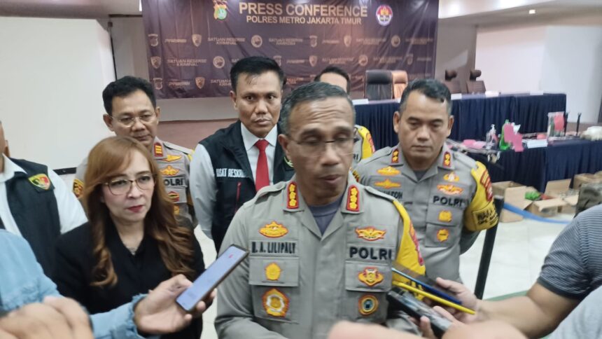 Kapolres Metro Jakarta Timur, Kombes Pol Nicolas Ary Lilipaly beserta jajaran dalam satu kesempatan memberikan keterangan pada awak media di Jakarta. Foto: Joesvicar Iqbal/Dok/ipol.id