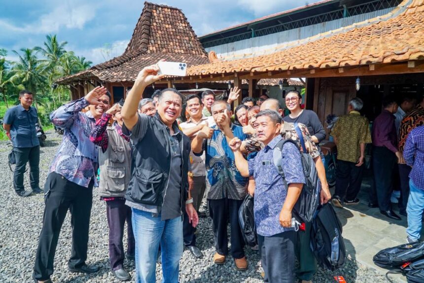 Bamsoet dalam kunjungan hari ke-20 di Dapil-7 Jawa Tengah saat mengikuti Ngobrol Perkara Iman (NGOPI) Lintas Agama di Banjarnegara, Selasa (6/2/24). Foto/IST