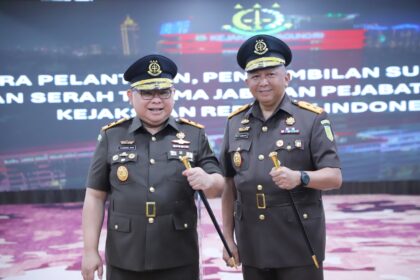 R Narendra Jatna (kiri) resmi dilantik sebagai Kepala Kejaksaan Tinggi DKI Jakarta dan Ketut Sumedana sebagai Kepala Kejaksaan Tinggi Bali. Foto: Puspenkum Kejaksaan Agung