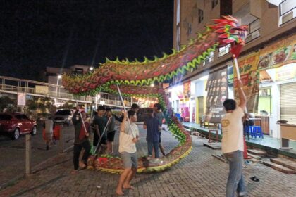 Menjelang Tahun Baru Imlek 2575 Kongzili, group penari barongsai dan liong yaitu Shen Lung Jakarta yang berbasis di Jalan Bekasi Barat, Kelurahan Rawa Bunga, Kecamatan Jatinegara, Jakarta Timur, melakukan latihan bersama pada Selasa (6/2) malam. Foto: Joesvicar Iqbal/ipol.id