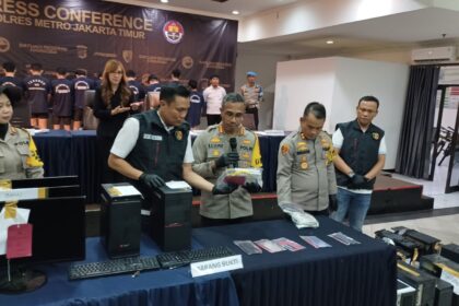 Kapolres Metro Jakarta Timur, Kombes Pol Nicolas Ary Lilipaly didampingi Kasat Reskrim dan jajaran menggelar barang bukti hasil kejahatan 10 tersangka bandar judi online sindikat internasional yang telah diamankan di Mapolres, Rabu (7/2) siang. Foto: Joesvicar Iqbal/ipol.id