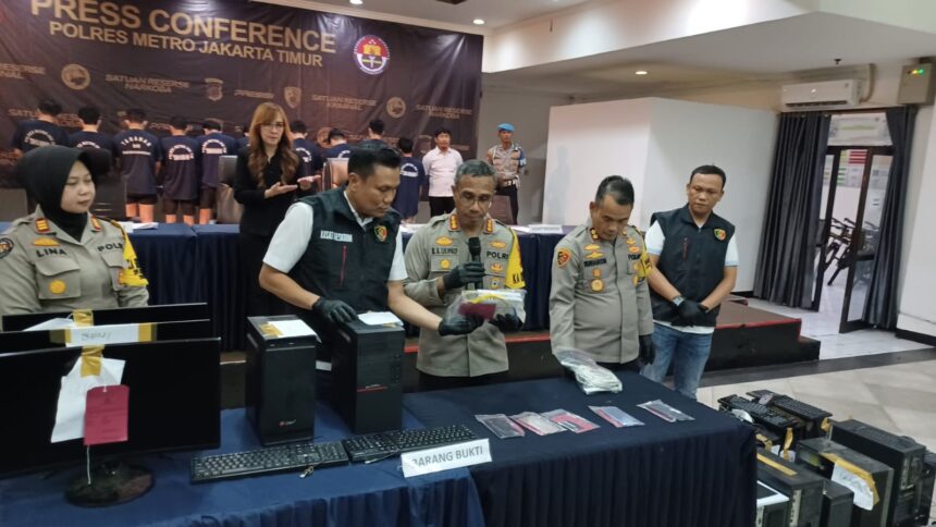 Kapolres Metro Jakarta Timur, Kombes Pol Nicolas Ary Lilipaly didampingi Kasat Reskrim dan jajaran menggelar barang bukti hasil kejahatan 10 tersangka bandar judi online sindikat internasional yang telah diamankan di Mapolres, Rabu (7/2) siang. Foto: Joesvicar Iqbal/ipol.id