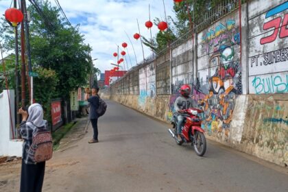 Suasana menjelang Tahun Baru Imlek 2575 Kongzili di sekitar Masjid Tjiang Kang Ho yang telah dipasangi ratusan lampion di Jalan Haji Soleh, RT 02/RW 07, Pekayon, Pasar Rebo, Jakarta Timur, pada Rabu (7/2) siang. Foto: Joesvicar Iqbal/ipol.id