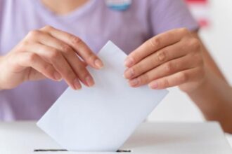 Ilustrasi - Rakyat akan menentukan pilihannya untuk mencoblos kertas suara kontestan calon legislatif pada Pemilihan Umum (Pemilu) 2024. Foto: Freepik