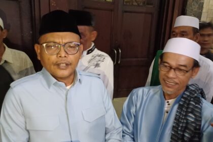 Ketua Umum Relawan Jagat Prabowo, Syarief (kiri) dalam silaturahmi bersama para kyai, habib, dan ustaz di Padepokan Pencak Silat di kawasan Taman Mini Indonesia Indah (TMII), Kecamatan Makasar, Jakarta Timur, Sabtu (10/2) malam. Foto: Joesvicar Iqbal/ipol.id