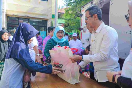 Pj Gubernur DKI Jakarta, Heru Budi Hartono menggelar sembako murah dalam upaya menekan inflasi daerah. Foto: Dok Pemprov