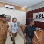 Jelang belasan jam sebelum pemungutan suara dimulai, Pj Gubernur Sulawesi Selatan Bahtiar Baharuddin terus memantau kesiapan pelaksanaan Pemilu. Termasuk di Kantor Badan Pengawas Pemilu (Bawaslu) dan Kantor Komisi Pemilihan Umum (KPU) di Jalan Andi Pangerang Pettarani, Selasa, 13 Januari 2024. Foto/IST