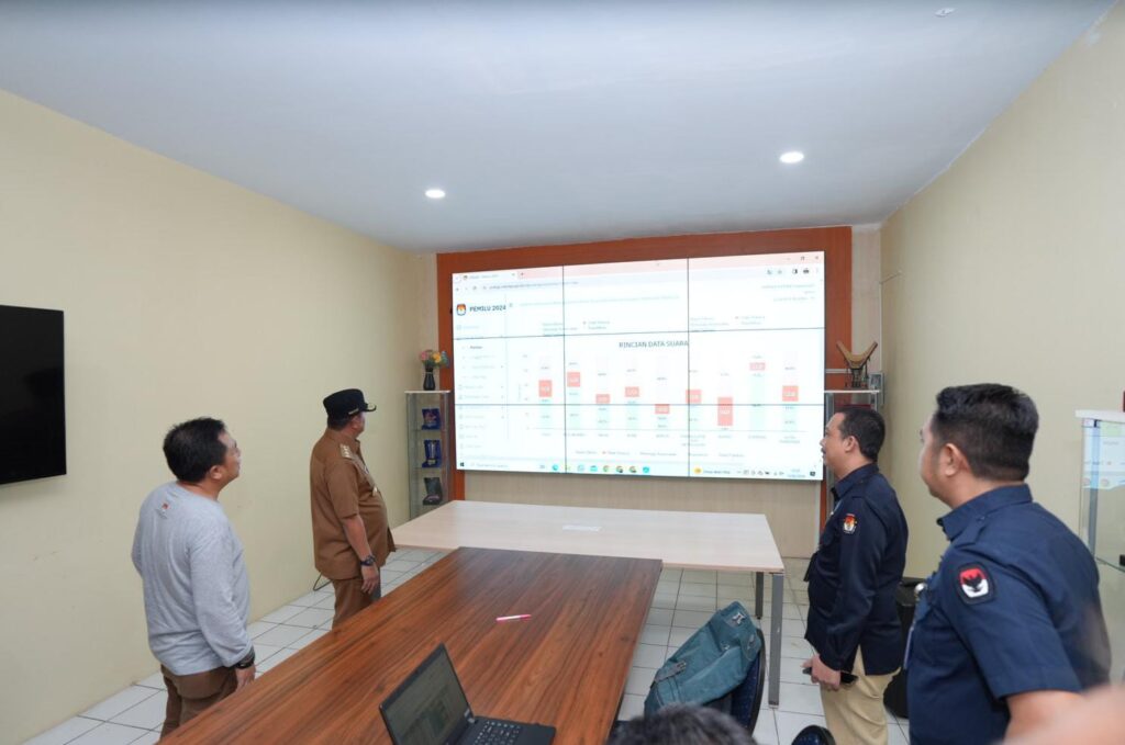 Jelang belasan jam sebelum pemungutan suara dimulai, Pj Gubernur Sulawesi Selatan Bahtiar Baharuddin terus memantau kesiapan pelaksanaan Pemilu. Termasuk di Kantor Badan Pengawas Pemilu (Bawaslu) dan Kantor Komisi Pemilihan Umum (KPU) di Jalan Andi Pangerang Pettarani, Selasa, 13 Januari 2024. Foto/IST 