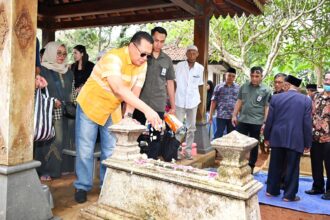 Ketua MPR RI sekaligus Wakil Ketua Umum Partai Golkar Bambang Soesatyo bersama Ibunda dan keluarga ziarah ke makam ayahanda, S.E Prijono, di pemakaman Joyokusomo, Salatiga, Jawa Tengah. Dilanjutkan silaturahmi dengan keluarga besar ayahnya dari Salatiga, Mbah Bani Moelyo Redjo. Foto/IST