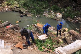 Sejumlah petugas Sudin Sumber Daya Air (SDA) berupaya menangani material longsor di tebing di kawasan RT 02 RW 04, Kelurahan Cipinang, Kecamatan Pulogadung, Jakarta Timur, Selasa (13/2) siang. Foto: Ist