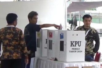 Sejumlah narapidana antusias menyalurkan suaranya pada Pemilihan Umum (Pemilu) 2024 di Lapas Kelas I Cipinang, Jatinegara, Jakarta Timur, Rabu (14/2). Foto: Joesvicar Iqbal/ipol.id