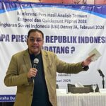 Pendiri Lingkaran Survei Indonesia (LSI) Denny Januar Ali (JA) saat menyampaikan ucapan selamat datang secara resmi kepada Presiden dan Wakil Presiden Republik Indonesia yang baru di kantor LSI di kawasan Rawamangun, Jakarta Timur, Rabu (14/2) petang. Foto: Joesvicar Iqbal/ipol.id