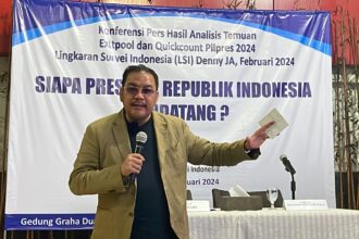 Pendiri Lingkaran Survei Indonesia (LSI) Denny Januar Ali (JA) saat menyampaikan ucapan selamat datang secara resmi kepada Presiden dan Wakil Presiden Republik Indonesia yang baru di kantor LSI di kawasan Rawamangun, Jakarta Timur, Rabu (14/2) petang. Foto: Joesvicar Iqbal/ipol.id