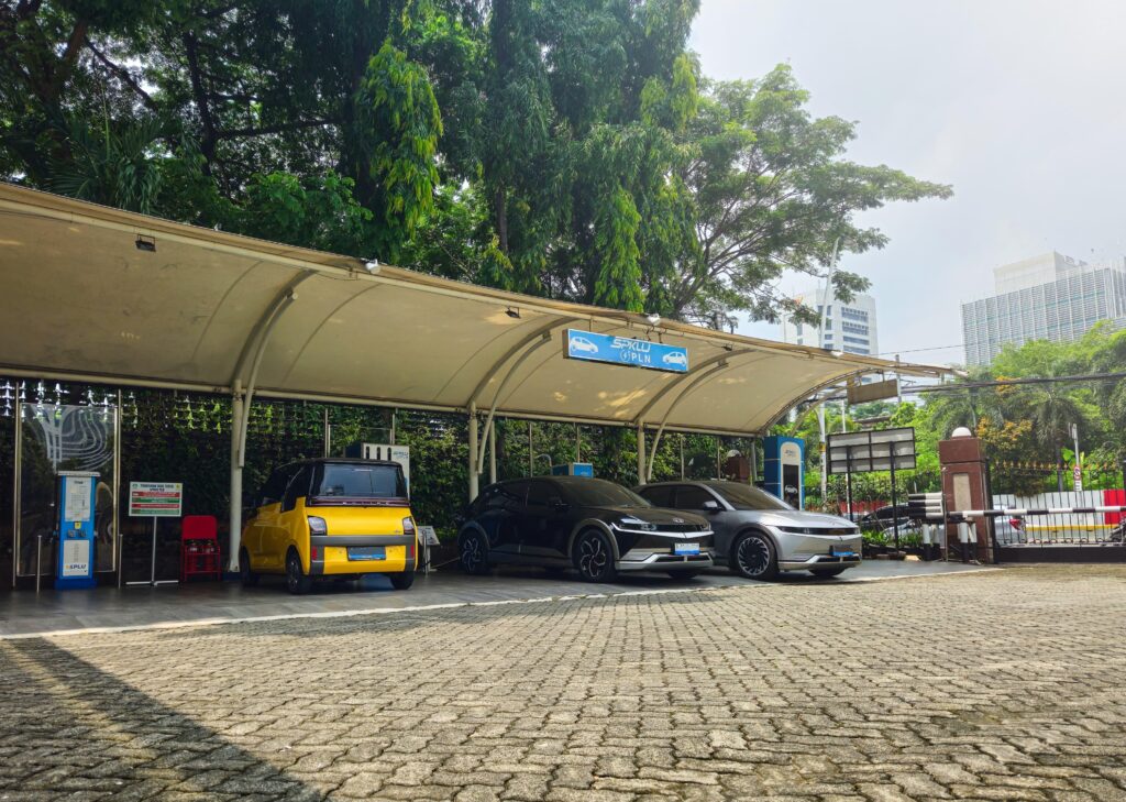 Dalam rangka mendukung percepatan ekosistem kendaraan listrik di Indonesia, PLN Unit Induk Distribusi (UID) Jakarta Raya berhasil menambah 43 Stasiun Pengisian Kendaraan Listrik Umum (SPKLU) di tahun 2023 atau naik 120% dibanding tahun 2022. Saat ini total terdapat 79 SPKLU yang tersebar pada 48 lokasi di Jakarta dan sekitarnya. Foto/PLN jakarta 