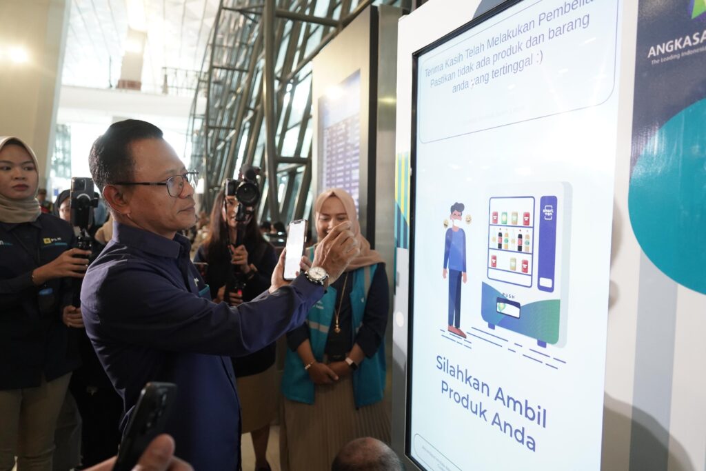 PLN berkolaborasi dengan Angkasa Pura (AP) II sediakan produk oleh-oleh khas nusantara lewat 'vending machine" Terminal 3 Kedatangan Domestik Bandara Soekarno Hatta. Foto/PLN  jakarta 