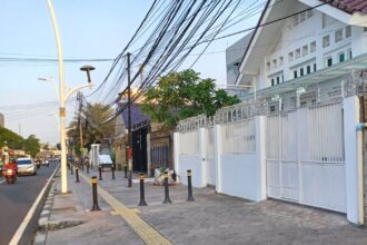 Suasana di sekitar tempat kejadian perkara lima pembantu rumah tangga (PRT) di Jalan Jatinegara Timur II, Rawa Bunga, Jatinegara, Jakarta Timur, yang diduga disiksa oleh majikannya belum lama ini. Foto: Joesvicar Iqbal/Dok/ipol.id