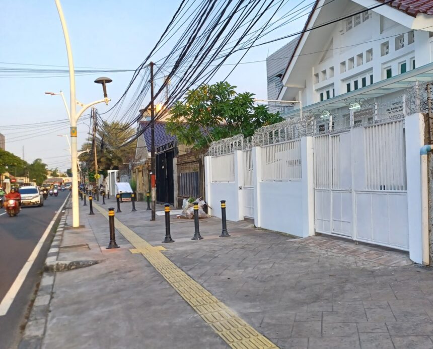 Suasana di sekitar tempat kejadian perkara lima pembantu rumah tangga (PRT) di Jalan Jatinegara Timur II, Rawa Bunga, Jatinegara, Jakarta Timur, yang diduga disiksa oleh majikannya belum lama ini. Foto: Joesvicar Iqbal/Dok/ipol.id