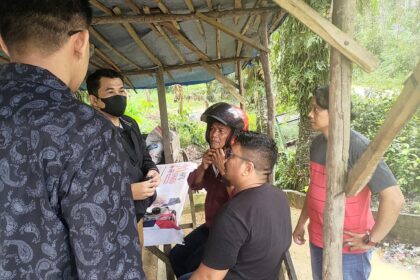 Terpidana kasus korupsi bernama Yusri masih memakai helm kendaraan roda dua saat diamankan oleh Tim Tangkap Buronan (Tabur) Kejaksaan RI. Foto: Puspenkum Kejaksaan Agung