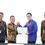 Perusahaan Listrik Negara (PLN) resmi hadirkan energi hijau di kawasan Gelora Bung Karno, Jakarta. Hal ini ditandai dengan perjanjian Renewable Energy Certificate (REC) antara PLN UID Jakarta Raya dengan Pusat Pengelolaan Komplek Gelora Bung Karno (PPK GBK) sebanyak 100% pemakaian energi listrik. Foto/pln jakarta