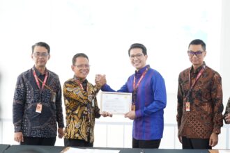 Perusahaan Listrik Negara (PLN) resmi hadirkan energi hijau di kawasan Gelora Bung Karno, Jakarta. Hal ini ditandai dengan perjanjian Renewable Energy Certificate (REC) antara PLN UID Jakarta Raya dengan Pusat Pengelolaan Komplek Gelora Bung Karno (PPK GBK) sebanyak 100% pemakaian energi listrik. Foto/pln jakarta