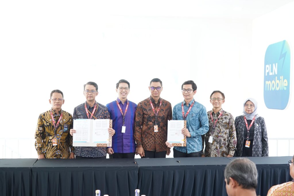 Perusahaan Listrik Negara (PLN) resmi hadirkan energi hijau di kawasan Gelora Bung Karno, Jakarta. Hal ini ditandai dengan perjanjian Renewable Energy Certificate (REC) antara PLN UID Jakarta Raya dengan Pusat Pengelolaan Komplek Gelora Bung Karno (PPK GBK) sebanyak 100% pemakaian energi listrik. Foto/pln jakarta 