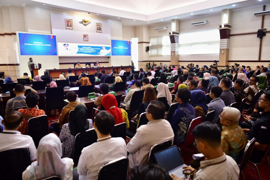 Sosialisasi Kredit Usaha Rakyat (KUR) dan Sistem Informasi Kredit Program (SIKP), yang dibuka Penjabat Gubernur Sulsel, Bahtiar Baharuddin, di Ruang Rapat Pimpinan Kantor Gubernur, Jumat, 16 Februari 2024. Sosialisasi ini dihadiri Deputi Bidang Koordinasi Ekonomi Makro dan Keuangan, Kementrian Koordinator Perekonomian, Ferry Irawan. Foto/humas Sulsel 