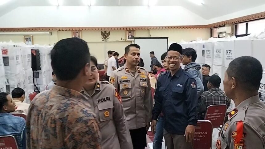 Wakasat Reskrim Polres Metro Jakarta Selatan, Kompol Henrikus Yossi dan Kapolsek Mampang Prapatan, Kompol David Kanitero beserta jajaran memantau persiapan rapat pleno rekapitulasi penghitungan suara di aula lantai 4 kantor Kecamatan Mampang Prapatan, Jumat (16/2) siang. Foto: Ist