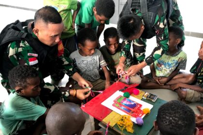 Satgas Yonif 310/KK ajarkan kerajinan tangan dan mewarnai gambar di Kampung Somografi, Distrik Web, Kabupaten Keerom, Jumat (16/2/2024). Foto: Pen Satgas Pamtas Yonif 310/KK