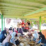 Pengembangan usaha kriya masyarakat di Jalan Poros Telkomas Lr. 1 RT.005/RW.004 Kecamatan Biringkanaya Makassar, Sulawesi Selatan. Foto: Ist