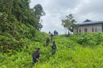 Satgas pamtas kewilayahan Yonif 623/BWU saat melaksanakan patroli keamanan di perkampungan untuk meningkatkan stabilitas keamanan di wilayah Papua Barat Daya, Sabtu (17/2/2024). Foto: TNI AD