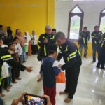 Kepala Dinas Provos Korps Marinir Kolonel (marinir) Afin Dudun Abisantha menyerahkan bantuan sembako kepada masyarakat sekitar Curug Ciputri, Bogor, Sabtu (17/2/2024).