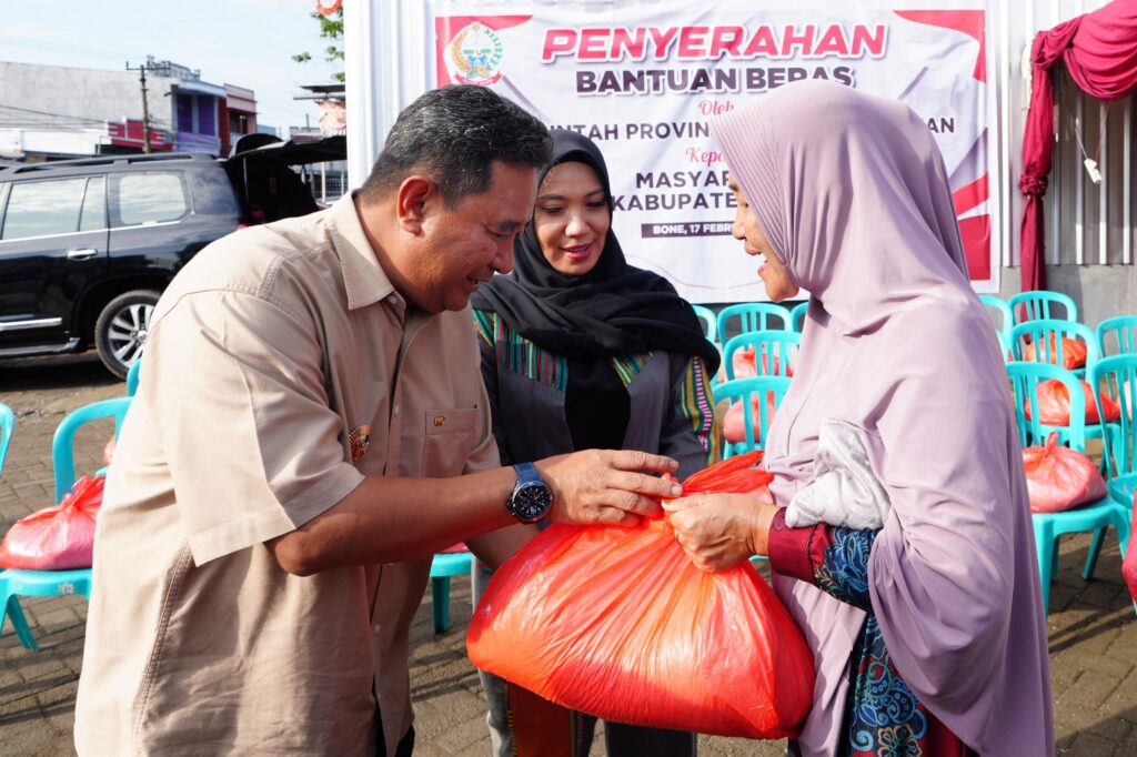 Puluhan warga Kabupaten Bone menerima bantuan beras dari Pemerintah Provinsi (Pemprov) Sulsel. Bantuan tersebut diserahkan Penjabat Gubernur Sulsel Bahtiar Baharuddin, bersama Pj Ketua TP PKK Sulsel Sofha Marwah Bahtiar, serta Bupati Bone Andi Islamuddin, di Kecamatan Tanete Riattang, Sabtu, 17 Febuari 2024. Foto/ist